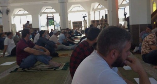 Утренняя молитва в Соборной мечети Нальчика. 31 июля 2020 г. Фото Людмилы Маратовой для "Кавказского узла" Утренняя молитва в Соборной мечети Нальчика. 31 июля 2020 г. Фото Людмилы Маратовой для "Кавказского узла"