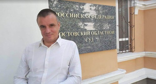 Алексей Манукин у Ростовского областного суда, 31 июля 2020 года. Фото Константина Волгина для "Кавказского узла" Алексей Манукин у Ростовского областного суда, 31 июля 2020 года. Фото Константина Волгина для "Кавказского узла"