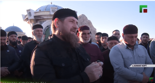 Рамзан Кадыров (в центре) посещает могилу своего отца на Курбан-байрам. Скриншот видео https://youtu.be/HnpxY906fA8 Рамзан Кадыров (в центре) посещает могилу своего отца на Курбан-байрам. Скриншот видео https://youtu.be/HnpxY906fA8