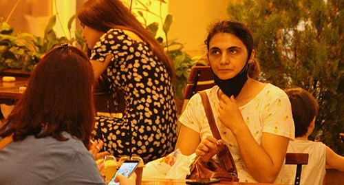 Девушка в защитной маске в кафе. Фото Инны Кукуджановой для "Кавказского узла" Девушка в защитной маске в кафе. Фото Инны Кукуджановой для "Кавказского узла"