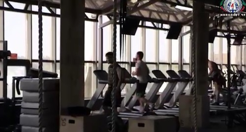 В фитнес-зале Грозного. Стопкадр из видео на странице Минспорта Чечни. https://minsport-chr.ru/news/29-07-2020-fitnes-zaly-s-narusheniyami-sanitarnyh-norm-zakryvayut/ В фитнес-зале Грозного. Стопкадр из видео на странице Минспорта Чечни. https://minsport-chr.ru/news/29-07-2020-fitnes-zaly-s-narusheniyami-sanitarnyh-norm-zakryvayut/