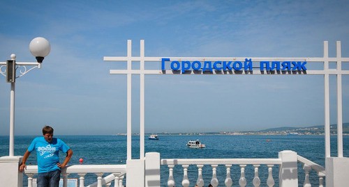 Городской пляж в Геленджике. Фото Елены Синеок. Юга ру Городской пляж в Геленджике. Фото Елены Синеок. Юга ру