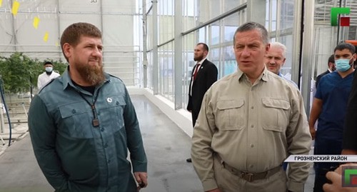 Юрий Трутнев (справа) и Рамзан Кадыров. Стоп-кадр видео https://www.youtube.com/watch?v=bzf5o07oJlA&feature=youtu.be Юрий Трутнев (справа) и Рамзан Кадыров. Стоп-кадр видео https://www.youtube.com/watch?v=bzf5o07oJlA&feature=youtu.be