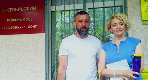 Анастасия Шевченко с адвокатом у здания суда. Фото Константина Волгина для "Кавказского узла" Анастасия Шевченко с адвокатом у здания суда. Фото Константина Волгина для "Кавказского узла"