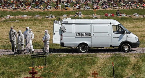 Сотрудники похоронной службы на кладбище. Фото: REUTERS/Anton Vaganov Сотрудники похоронной службы на кладбище. Фото: REUTERS/Anton Vaganov