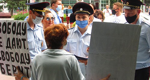 Сотрудники полиции записывают данные участницы акции Галины Тихенко. Волгоград. Фото Вячеслава Ященко для "Кавказского узла" Сотрудники полиции записывают данные участницы акции Галины Тихенко. Волгоград. Фото Вячеслава Ященко для "Кавказского узла"