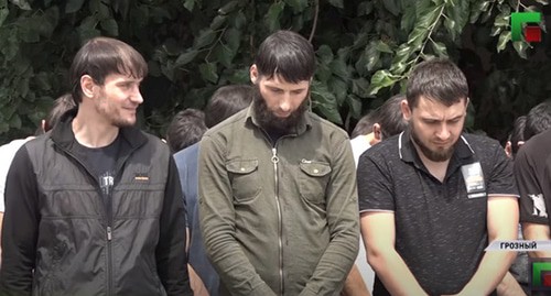 Публичное порицание жителей Чечни силовиками. Стоп-кадр видео ЧГТРК "Грозный" https://www.youtube.com/watch?v=DCtK88gUkvI&feature=youtu.be Публичное порицание жителей Чечни силовиками. Стоп-кадр видео ЧГТРК "Грозный" https://www.youtube.com/watch?v=DCtK88gUkvI&feature=youtu.be