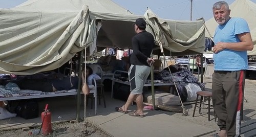 Обитатели лагеря в Кулларе. Фото: скриншот видео "Кавказского узла", https://www.youtube.com/watch?time_continue=110&v=11hN-YEmPIg&feature=emb_logo Обитатели лагеря в Кулларе. Фото: скриншот видео "Кавказского узла", https://www.youtube.com/watch?time_continue=110&v=11hN-YEmPIg&feature=emb_logo