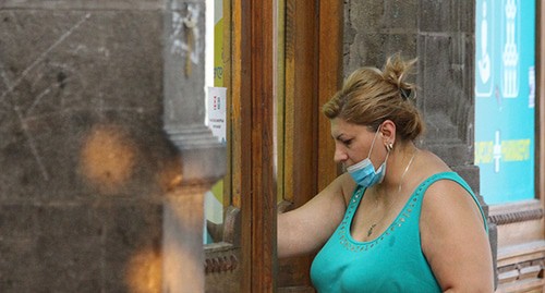 Женщина в защитной маске. Фото Инны Кукуджановой для "Кавказского узла" Женщина в защитной маске. Фото Инны Кукуджановой для "Кавказского узла"