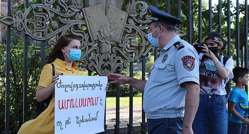 Акция в поддержку жителей Джермука. Надпись на плакате: "Демократия на Амулсаре, а не в Ереване". Ереван, 10 августа 2020 г. Фото Тиграна Петросяна для "Кавказского узла" Акция в поддержку жителей Джермука. Надпись на плакате: "Демократия на Амулсаре, а не в Ереване". Ереван, 10 августа 2020 г. Фото Тиграна Петросяна для "Кавказского узла"