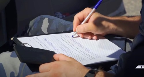 Сотрудник полиции выписывает штраф за нарушение масочного режима в Грозном. Кадр видео ЧГТРК "Грозный" https://www.youtube.com/watch?v=b3EVt2j5L84 Сотрудник полиции выписывает штраф за нарушение масочного режима в Грозном. Кадр видео ЧГТРК "Грозный" https://www.youtube.com/watch?v=b3EVt2j5L84