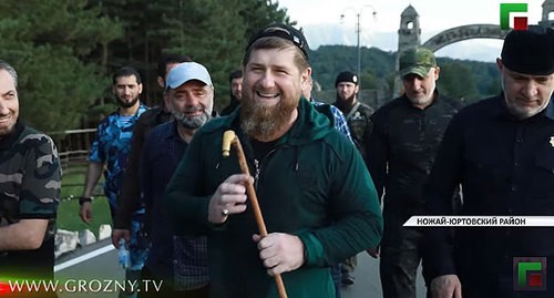 Рамзан Кадыров с соратниками на прогулке в окрестностях села Беной. Кадр видео ЧГТРК "Грозный" https://www.youtube.com/watch?v=EU2jm0Z-05c Рамзан Кадыров с соратниками на прогулке в окрестностях села Беной. Кадр видео ЧГТРК "Грозный" https://www.youtube.com/watch?v=EU2jm0Z-05c