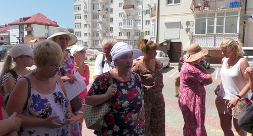 Жители Геленджика общаются с корреспондентом. Фото Анны Грицевич для "Кавказского узла" Жители Геленджика общаются с корреспондентом. Фото Анны Грицевич для "Кавказского узла"
