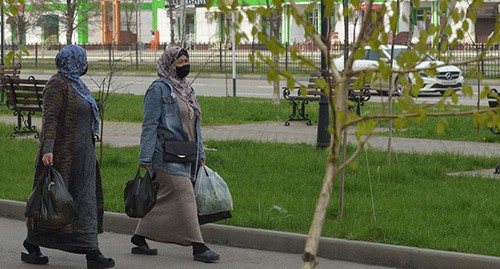 Женщины в масках на улицах Грозного. Фото: REUTERS/Ramzan Musaev Женщины в масках на улицах Грозного. Фото: REUTERS/Ramzan Musaev