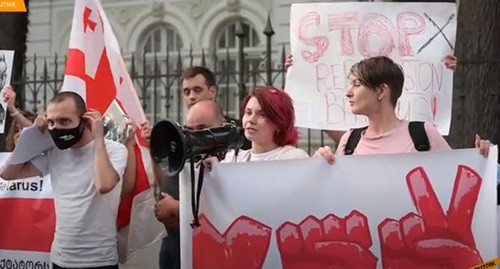 Акция протеста из-за событий в Беларуси прошла в Тбилиси. 13 августа 2020 г. Кадр видео Sputnik Georgia - все о Грузии https://www.youtube.com/watch?v=x0yQzkZysKA Акция протеста из-за событий в Беларуси прошла в Тбилиси. 13 августа 2020 г. Кадр видео Sputnik Georgia - все о Грузии https://www.youtube.com/watch?v=x0yQzkZysKA