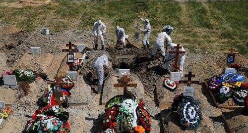 Похороны во время эпидемии COVID 19. Фото REUTERS/Anton Vaganov Похороны во время эпидемии COVID 19. Фото REUTERS/Anton Vaganov