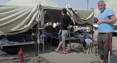Обитатели лагеря в Кулларе. Фото: скриншот видео "Кавказского узла", https://www.youtube.com/watch?time_continue=110&v=11hN-YEmPIg&feature=emb_logo Обитатели лагеря в Кулларе. Фото: скриншот видео "Кавказского узла", https://www.youtube.com/watch?time_continue=110&v=11hN-YEmPIg&feature=emb_logo