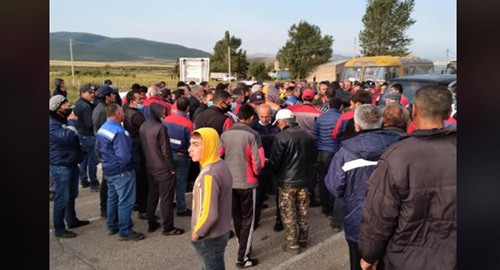 Протестующие против взрывов на руднике перекрыли дорогу на Ереван. 18 августа 2020 г. Стоп-кадр видео https://web.facebook.com/photo/?fbid=2403184299985220&set=pcb.2403184549985195 Протестующие против взрывов на руднике перекрыли дорогу на Ереван. 18 августа 2020 г. Стоп-кадр видео https://web.facebook.com/photo/?fbid=2403184299985220&set=pcb.2403184549985195