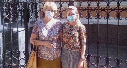 Евгения (справа) и Галина Паркова, родные Свидетеля Иеговы* Александра Паркова, рядом со зданием Рособлсуда. Фото: Валерий Люгаев для "Кавказского узла" Евгения (справа) и Галина Паркова, родные Свидетеля Иеговы* Александра Паркова, рядом со зданием Рособлсуда. Фото: Валерий Люгаев для "Кавказского узла"