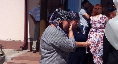 Родственники Рамазана Молова возле здания суда. Фото Людмилы Маратовой для "Кавказского узла" Родственники Рамазана Молова возле здания суда. Фото Людмилы Маратовой для "Кавказского узла"