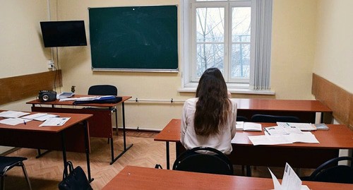 Студентка в аудитории. Кадр видео канала Новости дня https://www.youtube.com/watch?v=CMQLmlJ8Fwk Студентка в аудитории. Кадр видео канала Новости дня https://www.youtube.com/watch?v=CMQLmlJ8Fwk