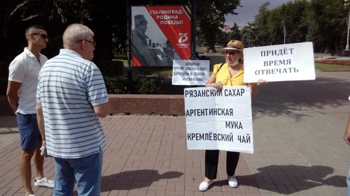 Ольга Карпухнова на пикете в Волгограде 22 августа 2020 года. Фото Вячеслава Ященко для "Кавказского узла" Ольга Карпухнова на пикете в Волгограде 22 августа 2020 года. Фото Вячеслава Ященко для "Кавказского узла"