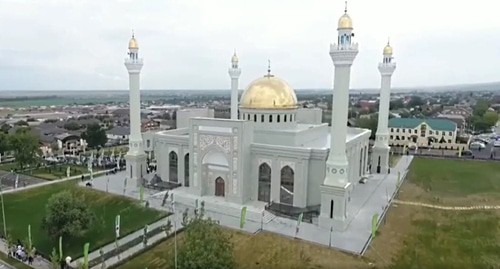 Мечеть в посёлке Ойсхар Гудермесского района. Фото: скриншот видео страницы ДУМ Чечни в инстаграм, https://www.instagram.com/p/CEKayQVK6X2/ Мечеть в посёлке Ойсхар Гудермесского района. Фото: скриншот видео страницы ДУМ Чечни в инстаграм, https://www.instagram.com/p/CEKayQVK6X2/