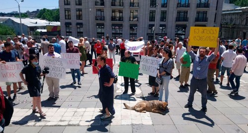Участники митинга туроператоров, требующих открыть авиасообщение со странами-источниками турпотока. Фото Беслана Кмузова для "Кавказского узла" Участники митинга туроператоров, требующих открыть авиасообщение со странами-источниками турпотока. Фото Беслана Кмузова для "Кавказского узла"