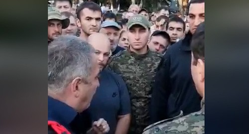 Протестующие в Цхинвале потребовали отставки правительства. Стоп-кадр видео https://www.facebook.com/100014110621502/videos/946527232494289 Протестующие в Цхинвале потребовали отставки правительства. Стоп-кадр видео https://www.facebook.com/100014110621502/videos/946527232494289