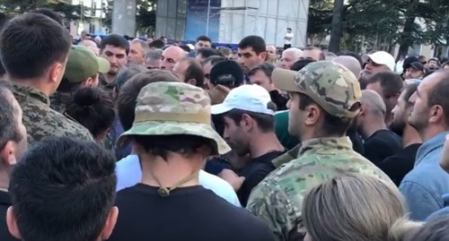Участники акции протеста в Цхинвале. Фото: скриншот видео https://www.facebook.com/zarina.sanakoeva/videos/4498456360195138/ Участники акции протеста в Цхинвале. Фото: скриншот видео https://www.facebook.com/zarina.sanakoeva/videos/4498456360195138/