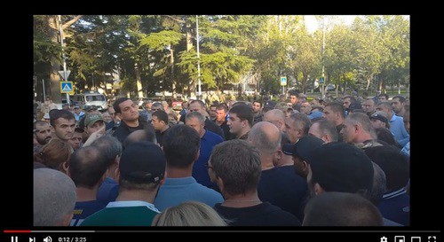 Протест в Цхинвале. Скриншот видео https://www.youtube.com/watch?v=bxIWcW8pGxA Протест в Цхинвале. Скриншот видео https://www.youtube.com/watch?v=bxIWcW8pGxA