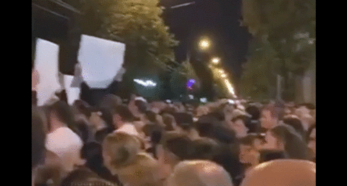 Протестующие в Цхинвале 31/08/2020/ Кадр видео канала 
Сарафанное Радио-Владикавказ https://vk.com/video-91715052_456244446 