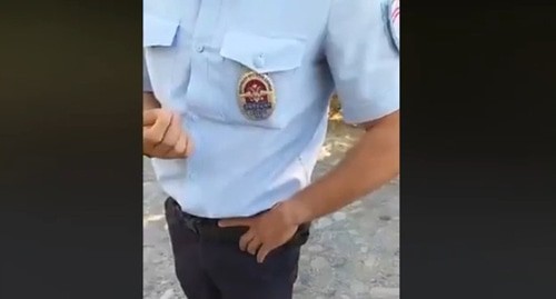 Сотрудник полиции, остановивший на улице Давида Канкию. Стоп-кадр видео https://www.facebook.com/david.kankiya/posts/3279023522156256 Сотрудник полиции, остановивший на улице Давида Канкию. Стоп-кадр видео https://www.facebook.com/david.kankiya/posts/3279023522156256