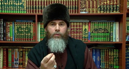 Глава Духовного управления Чечни Салах Межиев. Скриншот видео https://www.youtube.com/watch?v=rY06ZGIn7Uc&feature=emb_logo Глава Духовного управления Чечни Салах Межиев. Скриншот видео https://www.youtube.com/watch?v=rY06ZGIn7Uc&feature=emb_logo