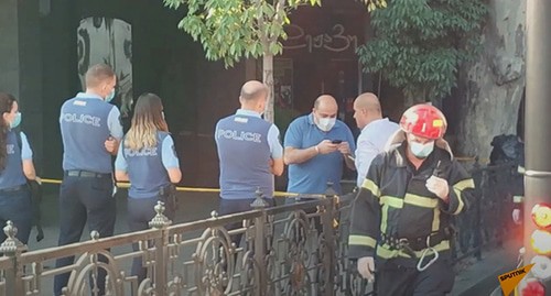 Сотрудники полиции и пожарные на месте взрыва. Стоп-кадр видео https://www.youtube.com/watch?v=OTo-RJJejdc&feature=emb_logo Сотрудники полиции и пожарные на месте взрыва. Стоп-кадр видео https://www.youtube.com/watch?v=OTo-RJJejdc&feature=emb_logo