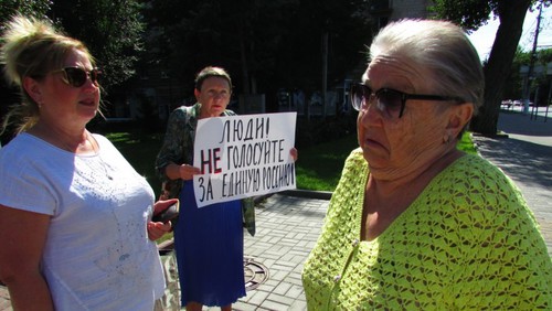 Активистка Наталья Дорожнова (в центре) на пикете в Волгограде 5 сентября 2020 года. Фото Вячеслава Ященко для "Кавказского узла".