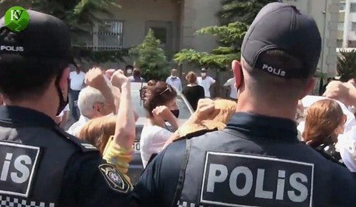 Сотрудники полиции во время акции в защиту Тофига Ягублу. Стоп-кадр видео "Кавказского узла" https://www.youtube.com/watch?v=PM_Qf7UCckg&feature=emb_logo Сотрудники полиции во время акции в защиту Тофига Ягублу. Стоп-кадр видео "Кавказского узла" https://www.youtube.com/watch?v=PM_Qf7UCckg&feature=emb_logo