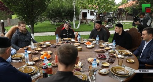 На встрече главы Чечни Рамзана Кадырова с главными врачами перепрофилированных под прием зараженных коронавирусом больни. Стоп-кадр сюжета ЧГТРК "Грозный" https://www.youtube.com/watch?v=HlhMxvxXIaA&feature=emb_logo На встрече главы Чечни Рамзана Кадырова с главными врачами перепрофилированных под прием зараженных коронавирусом больни. Стоп-кадр сюжета ЧГТРК "Грозный" https://www.youtube.com/watch?v=HlhMxvxXIaA&feature=emb_logo