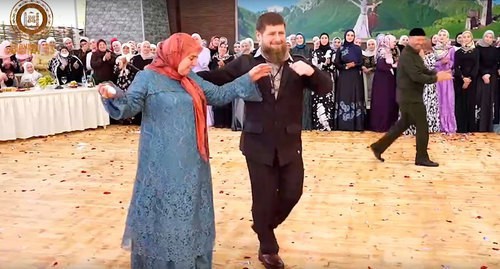 Рамзан Кадыров и гости многолюдной свадьбы Абубакара Кадырова. Кадр видео официального канала Рамзана Кадырова в соцсети "Вконтакте" https://vk.com/ramzan Рамзан Кадыров и гости многолюдной свадьбы Абубакара Кадырова. Кадр видео официального канала Рамзана Кадырова в соцсети "Вконтакте" https://vk.com/ramzan