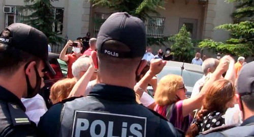 Участники стихийной акции в защиту Тофига Ягублу в Баку 3 сентября 2020 года. Кадр видео "Кавказского узла" https://www.youtube.com/watch?v=PM_Qf7UCckg&feature=emb_logo Участники стихийной акции в защиту Тофига Ягублу в Баку 3 сентября 2020 года. Кадр видео "Кавказского узла" https://www.youtube.com/watch?v=PM_Qf7UCckg&feature=emb_logo