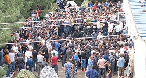 Граждане Узбекистана около палаточного лагеря на станции "Первомайская". Фото Вячеслава Прудникова для "Кавказского узла". Граждане Узбекистана около палаточного лагеря на станции "Первомайская". Фото Вячеслава Прудникова для "Кавказского узла".