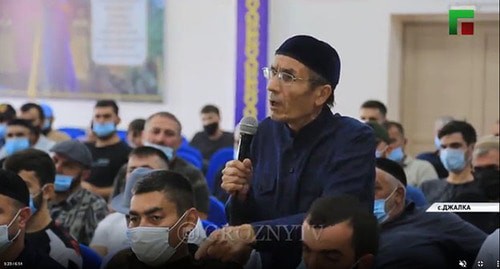 Сход в чеченском селе Джалка. Скриншот видео https://www.instagram.com/p/CFG5TwCJfKC/ Сход в чеченском селе Джалка. Скриншот видео https://www.instagram.com/p/CFG5TwCJfKC/
