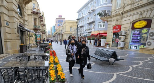 Жители Баку на улицах города в защитных масках. Фото Азиза Каримова для "Кавказского узла" Жители Баку на улицах города в защитных масках. Фото Азиза Каримова для "Кавказского узла"