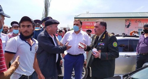 Обитатели палаточного лагеря на границе с Азербайджаном. Фото: пресс-служба администрации Магарамкентского района Обитатели палаточного лагеря на границе с Азербайджаном. Фото: пресс-служба администрации Магарамкентского района