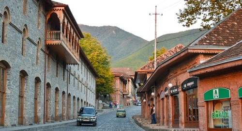 Шеки, фото: https://ru.wikipedia.org/wiki/Шеки Шеки, фото: https://ru.wikipedia.org/wiki/Шеки