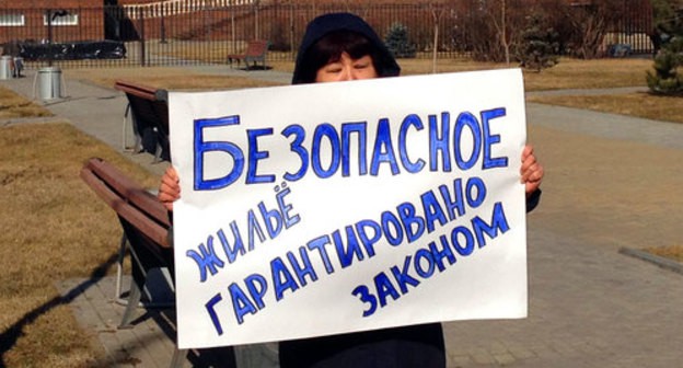 Лариса Таситова на пикете требует не выселять жильцов из маневренного фонда. Фото Алена Садовская для "Кавказского узла". Лариса Таситова на пикете требует не выселять жильцов из маневренного фонда. Фото Алена Садовская для "Кавказского узла".
