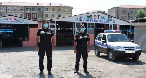 Сотрудники полиции на рынке в Шеки. Фото: Вугар Гейдаров https://apa.az/ru/proisshestvie-v-azerbaydjane/Zakrytyj-iz-za-koronavirusa-Shekinskij-rynok-vzyat-pod-policejskij-kontrol-colorredFOTOcolor-423451 Сотрудники полиции на рынке в Шеки. Фото: Вугар Гейдаров https://apa.az/ru/proisshestvie-v-azerbaydjane/Zakrytyj-iz-za-koronavirusa-Shekinskij-rynok-vzyat-pod-policejskij-kontrol-colorredFOTOcolor-423451