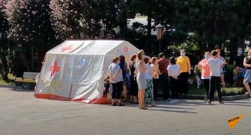 Очередь на бесплатное тестирование на коронавирус в Батуми. Стопкадр из видео на Youtube-канале «Sputnik Georgia - все о Грузии». https://www.youtube.com/watch?v=RAFXrzcvQKs Очередь на бесплатное тестирование на коронавирус в Батуми. Стопкадр из видео на Youtube-канале «Sputnik Georgia - все о Грузии». https://www.youtube.com/watch?v=RAFXrzcvQKs