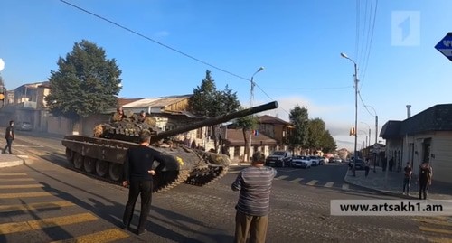 Бронетехника на улице в Степанакерте. Скриншот видео https://www.youtube.com/watch?v=BOZ4vEg_RZc&feature=emb_logo Бронетехника на улице в Степанакерте. Скриншот видео https://www.youtube.com/watch?v=BOZ4vEg_RZc&feature=emb_logo