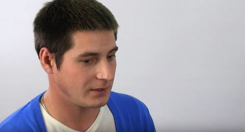 Максим Лапунов. Стоп-кадр канала YouTube "Новая газета" https://www.youtube.com/watch?v=HG3eAEGK3V0 Максим Лапунов. Стоп-кадр канала YouTube "Новая газета" https://www.youtube.com/watch?v=HG3eAEGK3V0
